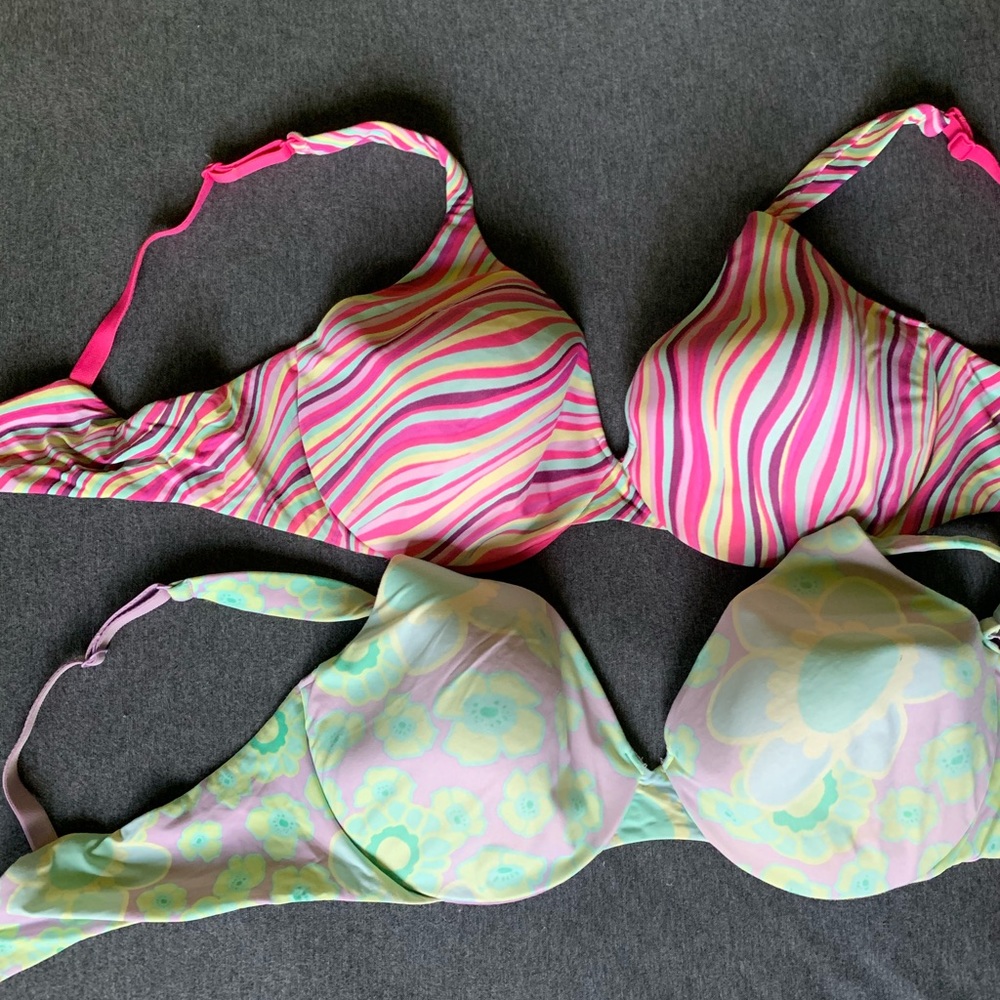 2 Victoria’s Secret bras